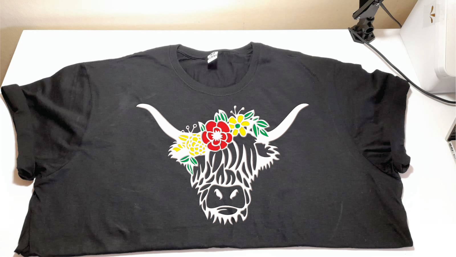 Polera negra estampada
